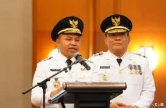 Abdul Wahid dan SF Hariyanto memberikan keterangan pers usai dilantik Presiden Prabowo Subianto sebagai Gubernur dan Wakil Gubernur Provinsi Riau masa jabatan 2025-2030, di Halaman Tengah Istana Merdeka, Jakarta, Kamis. (humas)