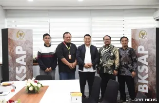 Ketua Badan Kerja Sama Antar Parlemen (BKSAP) DPR RI, Mardani Ali Sera foto bersama dengan Adara Relief International dan Gerakan BDS Israel, di Gedung Nusantara III, Senayan, Jakarta, Selasa. (humas)