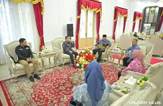 Gubernur Sumbar, Mahyeldi berdialog dengan Kepala Ombudsman Sumbar, Adel Wahidi pada pertemuan silaturahmi di istana gubernuran, Kamis. (humas)