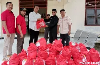 Anggota Fraksi PDI Perjuangan DPRD Sumbar, Sutan Varel Oriano menyerahkan bantuan sembako dari anggota DPR RI, Alex Indra Lukman di kantor wali nagari Panyubarangan, Kamis. (humas)