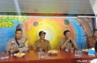 Kurator Festival Juadah Tahun 2025, Muhammad Fadhli saat mempresentasikan potensi Festival Juadah yang akan digelar di Nagari Toboh Gadang Barat, Kecamatan Sintoga, kemarin. (istimewa)