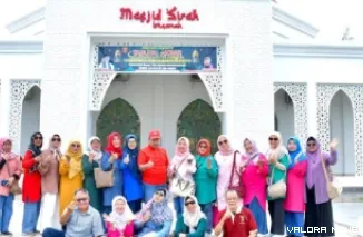 Bupati Agam, Andri Warman foto bersama Alumni SMAN 1 Bukittinggi Angkatan 81 dan 83 saat kegiatan reuni di Lubuk Basung, Sabtu. (humas)