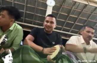 Anggota Fraksi PKB DPRD Sumbar, Firdaus memainkan alat musik seni tradisi Indang,di laga-laga Korong Sialang, Padang Pariaman, Sabtu malam. (istimewa)