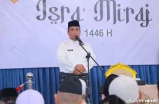 Plt Penjabat (Pj) Wali Kota Pekanbaru, Roni Rakhmat memberikan sambutan pada Tabligh Akbar Peringatan Isra Mikraj Nabi Muhammad SAW di Masjid Alhusna, Jalan Kaharudin Nasution, Kecamatan Marpoyan Damai, Jumat. (humas)