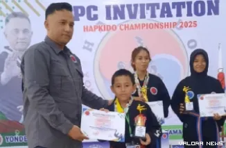 Dzaky Khadi Satria, raih penghargaan khusus sebagai Atlet Good Performance Spirit beserta tropi dan piagam atas semangat juangnya yang luar biasa. (istimewa)
