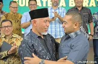 Gubernur Sumbar, Mahyeldi berangkulan erat dengan Audy Joinaldy (Wagub Sumbar) pada rapat staf yang digelar di auditorium gubernuran. Rapat ini sekaligus jadi yang terakhir bagi Audy dalam kapasitas sebagai Wagub Sumatera Barat. (humas)
