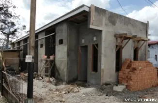 Sebuah rumah permanen dibangun di zona merah kawasan Belakang Balok, Bukittinggi. Teguran dari DPU PR tak diindahkan pemilik. (hamriadi)