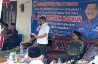 Reses perseorangan anggota DPRD Sumbar, Benny Saswin Nasrun di Nagari Punggung Kasiak didampingi Kepala Sub Bagian Aspirasi Sekretariat DPRD Sumbar, Dwi Astuti. (humas)
