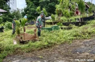 Dansatgas TMMD ke-123 tahun 2025, Letkol (Inf) Restu Petrus Simbolon bersama anggota, bersihkan pemakaman warga di Tua Pejat, Ahad. (daniwarti)