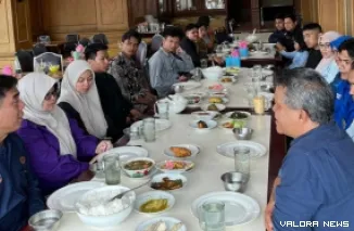 Wakil Ketua DPRD Bukittinggi, Zulhamdi Nova Chandra dialog dengan jajaran pengurus cabang PJS Bukittinggi, di sebuah rumah makan, Sabtu. (istimewa)