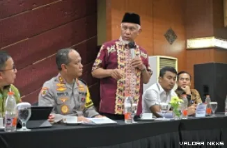 Gubernur Sumbar, Mahyeldi didampingi Kapolda Sumbar, Irjen Pol Gatot Tri Suryanta, memberikan arahan pada kepala daerah terpilih se-Sumbar di Kantor Penghubung Pemprov Sumbar, Jakarta, Rabu. (humas)