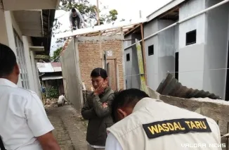 Tim Wasdal Taru Dinas PUPR Bukittinggi, mendatangi lokasi bangunan tanpa IMB yang dibangun di zona merah, Rabu. (hamriadi)