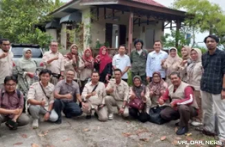 Penemu teknologi SPM, Ir Djoni foto bersama dengan penyuluh pertanian Kabupaten Agam, pada studi lapangan, Jumat. Turut hadir, Kadis Pertanian Aga, Arief Restu dan Kepala DPMN Agam, Handra Hasmi.  (yosnofrizal)
