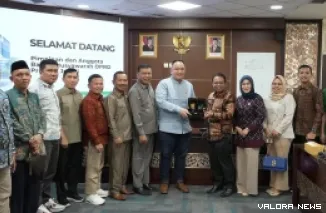 Wakil Ketua DPRD Sumbar, Nanda Satria menerima plakat cenderamata dari pimpinan rombongan Bamus DPRD Jambi, Jumat. (humas)
