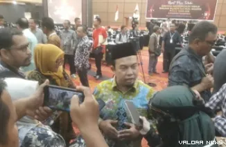 Ketua DPRD Padang, Muharlion memberikan keterangan pada wartawan usai menghadiri Rapat Pleno Terbuka KPU Padang dengan agenda penetapan wali kota dan Wawako Padang terpilih, di Padang, Kamis sore. (mangindo kayo)