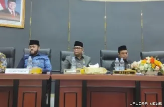 Ketua DPRD Padang, Muharlion memimpin rapat paripurna dengan agenda pengumuman penetapan pasangan calon terpilih Wali Kota dan Wakil Wali Kota Padang hasil pemilihan 2024, Jumat sore. (humas)