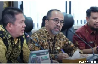 Plt Sekretaris DPRD Sumbar, Maifrizon berdialog tentang agenda Sosper dengan rombongan DPRD Pesisir Selatan di Ruangan Khusus II DPRD Sumbar, Kamis. (humas)