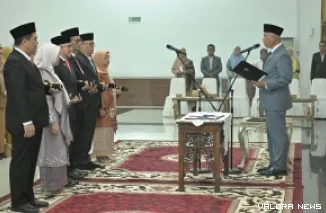 Gubernur Sumbar, Mahyeldi memimpin pengambilan sumpah jabatan terhadap 6 pejabat tinggi pratama (PTP) di auditorium gubernuran, Senin. (humas)