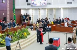 Ketua DPRD Sumut, Erni Aryanti saat menjalani proses pelantikan yang dipimpin Ketua Pengadilan Tinggi Sumut, dalam rapat paripurna, Jumat. (humas)