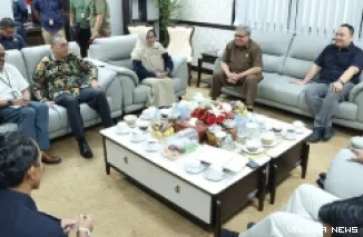 Ketua DPRD Sumbar, Muhidi didampingi Nanda Satria (wakil ketua) berdialog dengan jajaran Forum Perekonomian dan Pembangunan (FEBA) Sumbar, di ruang pimpinan, Rabu. (humas)