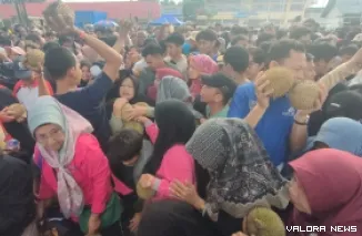 Ratusan warga saling berdesakan, mengambil durian yang teronggok di kegiatan CFD di depan kantor gubernur Sumbar, Ahad pagi. Pada momen CFD ini, Pemprov menggelar iven Festival Makan Durian Gratis. (veri rikiyanto)