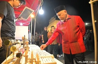 Gubernur Sumbar, Mahyeldi melihat kerajinan tangan yang dijajakan pelaku UMKM di event Festival Siti Nurbaya dan Cap Go Meh 2025, Jumat malam. (humas)