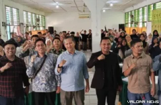 Anggota DPRD Sumbar dari PKB, Firdaus (pakai jas hitam) foto bersama dengan pemateri dan peserta reses perorangan masa sidang kedua tahun 2024/2025 di aula SMPN 1 VII Koto Sungai Sariak, Ahad. Reses ini diisi dengan agenda pelatihan literasi digital.