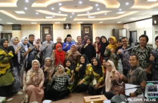 Wakil Ketua DPRD Sumbar, Evi Yandri bersama pimpinan lintas komisi, menerima audiensi Forum Komunikasi R2 dan R3 Kabupaten Pasaman di Ruang Khusus 2, Rabu. (humas)