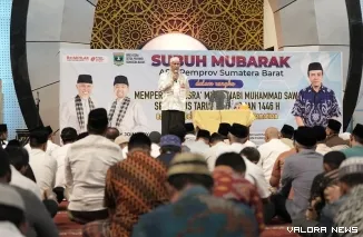 Gubernur Sumbar, Mahyeldi memberikan sambutan pada kegiatan Subuh Mubarokah ASN Pemprov Sumbar dan peringatan Isra Mikraj Nabi Muhammad SAW di Masjid Raya Syech Ahmad Khatib Al Minangkabawi, Sumbar, Ahad. (humas)