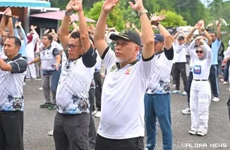 Gubernur Sumbar, Mahyeldi dan jajaran Forkopimda ikuti gelaran Senam Badunsanak di Halaman Kantor TVRI Sumbar, Jumat. (humas)