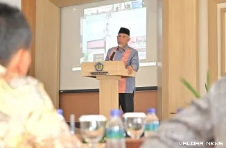 Gubernur Sumbar, Mahyeldi memberikan arahan pada pertemuan Forum Komunikasi Nagari (FKN) Tahun 2025 yang digelar secara hybrid di Aula Kantor Wilayah (Kanwil) DJPB Sumbar, Kamis. (humas)