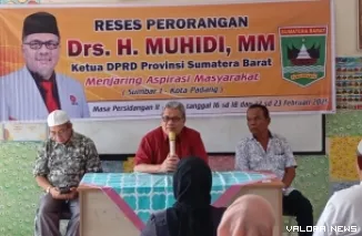 Ketua DPRD Sumatera Barat, Muhidi saat berdialog dengan warga pada agenda reses perorangan masa sidang kedua tahun 2024/2025 di Padang, Ahad. (humas)
