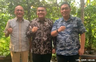 Ketum Kadin Sumbar, Buchari Bachter bersama Ossy Darmawan (Wakil Menteri ATR/BPN) dan Adhi Santoso (Ketua Badan Percepatan Infrastruktur Kadin Sumbar) (ki-ka) usai pertemuan di Jakarta, Jumat lalu. (istimewa)
