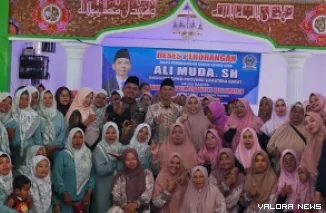 Anggota DPRD Sumbar, Ali Muda foto bersama dengan pengurus majelis taklim usai kegiatan reses masa sidang kedua tahun 2024/2025 di Masjid Al Muhajirin, Nagari Aur Serumpun, Kecamatan Sungai Aur, Pasaman Barat, Rabu. (humas)