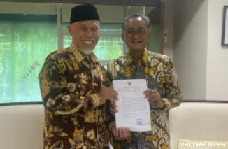 Gubernur Sumbar, Mahyeldi serahkan dokumen usulan kegiatan sejumlah proyek strategis pada Menteri PU, Dody Hanggodo di Jakarta, Selasa. (humas)