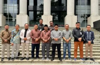 Ketua KPU Sumbar, Surya Efitrimen bersama komisioner dan staf, foto bersama di depan gedung MK usai persidangan dismissal, Selasa. (humas)