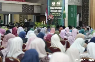 Gubernur Sumbar, Mahyeldi memberikan sambutan pada Seminar dan Tabligh Akbar menjelang Bulan Suci Ramadhan 1446 H, di Auditorium Universitas Negeri Padang (UNP), Ahad. (humas)