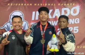 Peraih mendali emas Senior Komite -84 Kg Putra Kejurnas Inkado 2025, Fadli Sepriyadi bersama pelatih Senpai Novriadi dan Senpai Riko Putra. (istimewa)