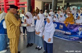 Gubernur Sumbar, Mahyeldi secara simbolis menyerahkan Makan Bergizi Gratis (MBG) dalam rangka memeriahkan HUT IWAPI ke-50 di halaman kantor gubernur Sumbar, Senin. (humas)