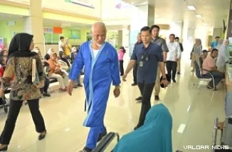 Gubernur Sumbar, Mahyeldi menyapa warga yang tengah berobat di RS Unand, Kamis. Dikesempatan itu, Mahyeldi mengikuti pemeriksaan MCU jelang pelantikan tanggal 20 Februari 2025. (humas)