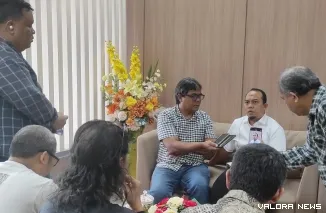 Ketua DPRD Padang, Muharlion diwawancarai wartawan media cetak dan elektronik serta siber, di ruang kerjanya. (humas)