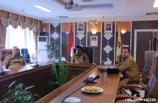 Plh Sekretaris Daerah Kota (Sekdako) Pekanbaru ,Zarman Candra menghadiri zoom meeting yang diselenggarakan Kementerian Dalam Negeri (Kemendagri), Senin. (humas)