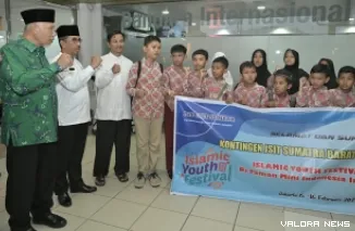 Gubernur Sumbar, Mahyeldi didampingi Barlius (Kadisdik Sumbar) dan jajaran pengurus JSIT saat melepas 22 pelajar SD mengikuti Islamic Youth Fest di BIM, Jumat. (humas)