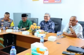 Ketua DPRD Sumbar, Muhidi memberikan arahan ke jajaran UPTD Samsat Sijunjung pada kunjungan kerja, Jumat. (humas)