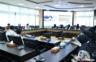Ketua DPRD Sumbar, Muhidi dialog dengan mahasiswa Universitas Adzkia pada kegiatan pertemuan yang digelar di ruang khusus 1 kantor DPRD Sumbar, Sabtu. (humas)