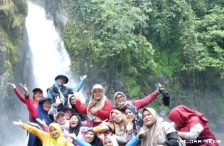 Ketua TP PKK Agam, Yennita foto bersama dengan rombongan di objek wisata Burai Burai Indah di Malalak Barat, Kecamatan Malalak, Rabu. (humas)