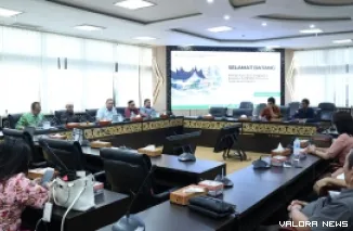 Anggota Komisi I DPRD Sumbar, Irsyad Syafar didampingi Plt Sekwan DPRD Sumbar, Mairizon dialog dengan pimpinan dan anggota Komisi A DPRD Sumatera Utara, di ruang khusus 1, Kamis. (humas)