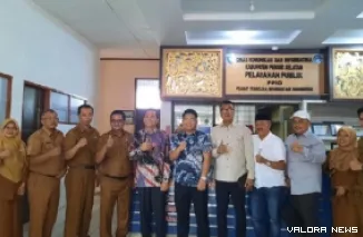 Ketua Komisi I DPRD Sumbar, Syawal Dt Putiah dan rombonga, foto bersama dengan Kepala Dinas Kominfo Pesisir Selatan, Wendi dan jajaran, usai dialog tentang implementasi SPBE, Senin. (humas)