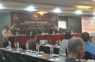 Ketua KPU Padang, Dori Putra membuka Diskusi Terpumpun Penyusunan Laporan Evaluasi Pemilihan 2024, Rabu. (mangindo kayo)