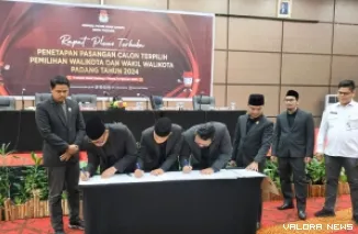 Ketua KPU Padang, Dorri Putra beserta komisioner lainnya, menandatangani berita acara penetapan kepala daerah terpilih hasil pemilihan serentak 2024 dalam rapat pleno terbuka, Kamis sore. (humas)